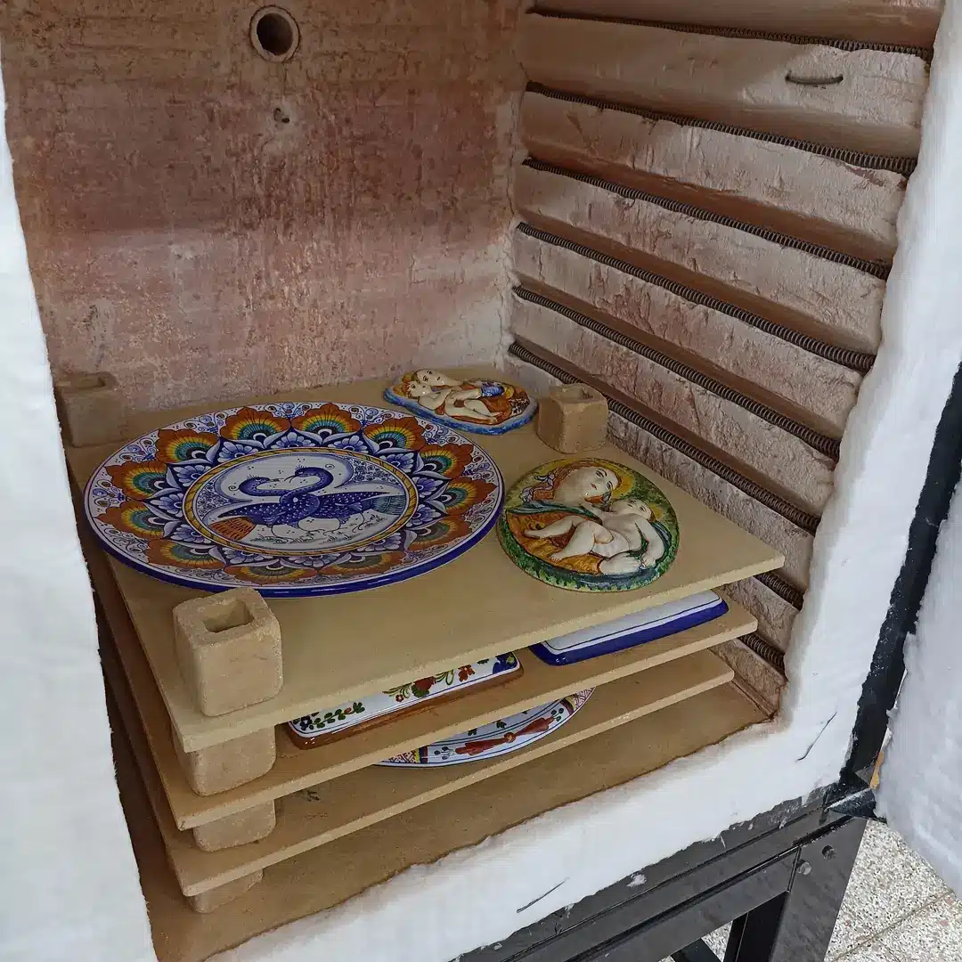 maioliche appena cotte nel forno a faenza