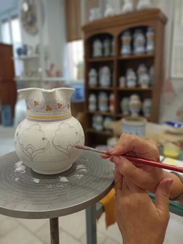 decorazione brocca in ceramica di faenza