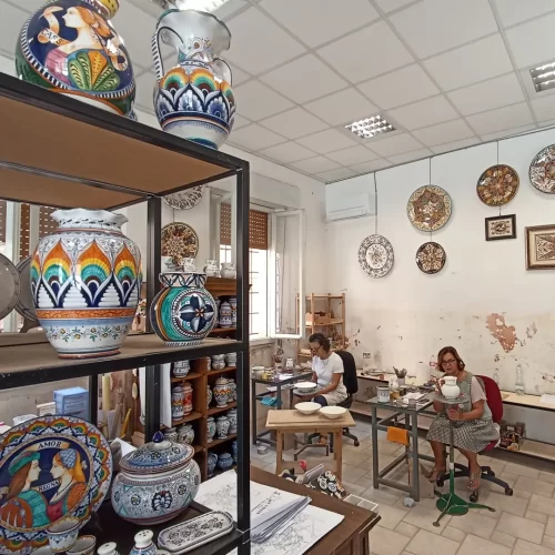 decorazione della maiolica in bottega a faenza
