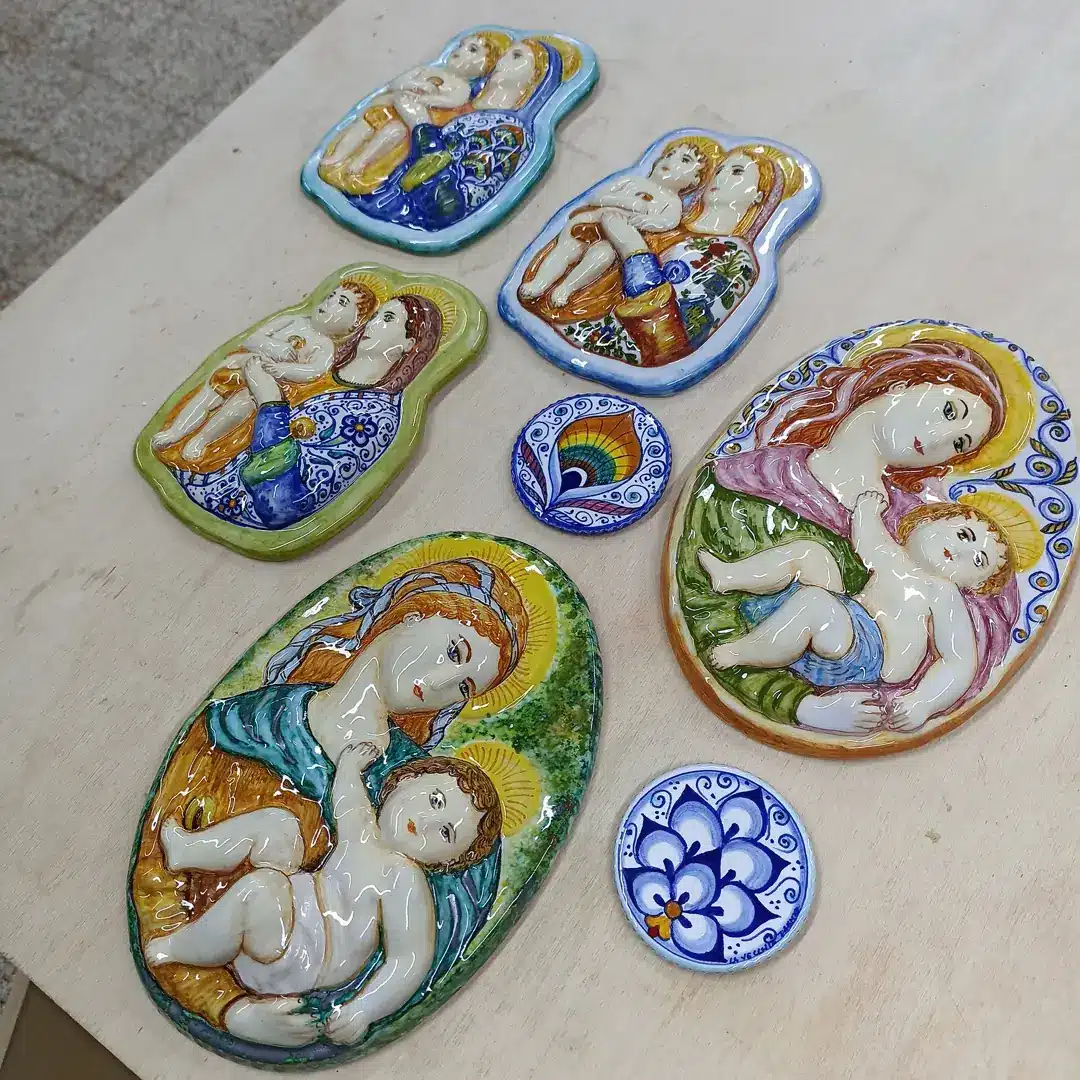Madonne con Bambino in ceramica di Faenza