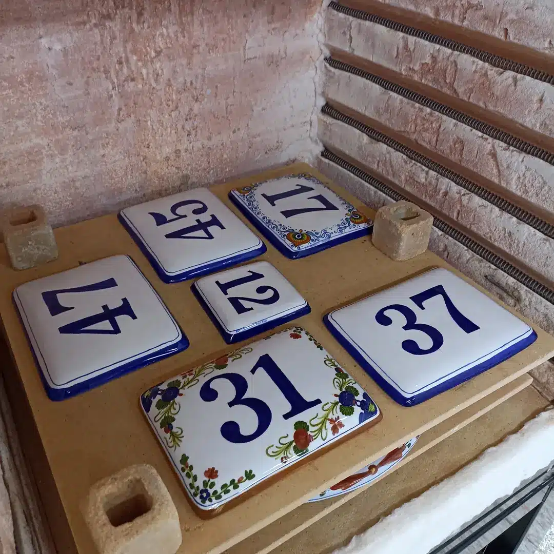 numeri civici in ceramica di Faenza