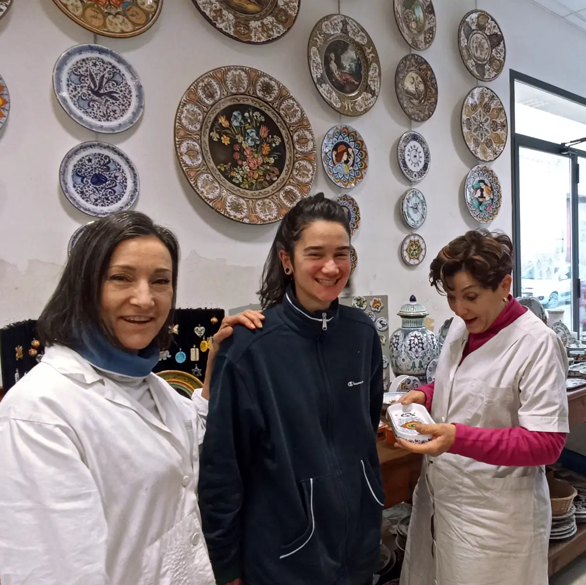 le decoratrici della bottega La Vecchia Faenza