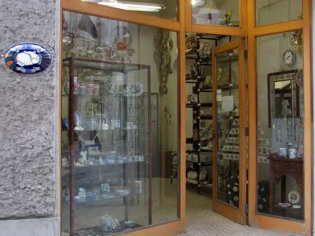 vetrina della bottega Laura Silvagni