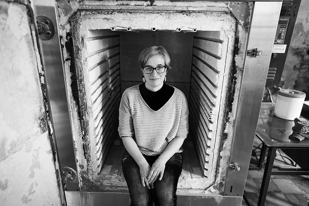 Elisa Suzzi Elisa Suzzi nel forno delle ceramiche, La Vecchia Faenza