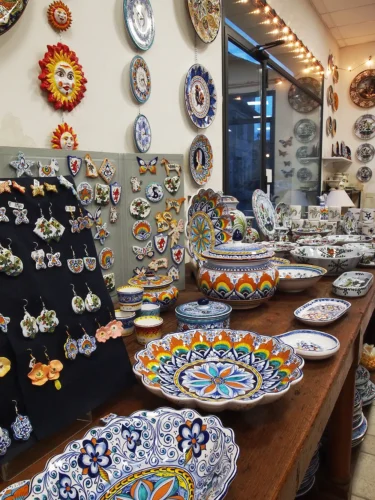 centritavola, calamite e ciondoli in ceramica La Vecchia Faenza