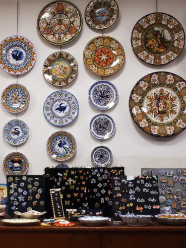 piatti e ciondoli in ceramica La Vecchia Faenza