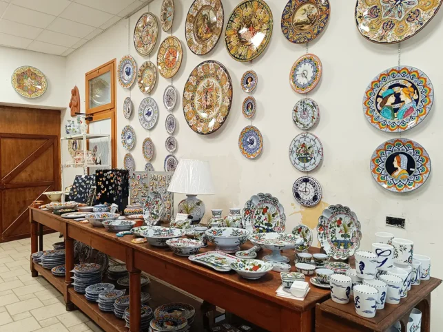 ceramiche Garofano e piatti Raffaelleschi
